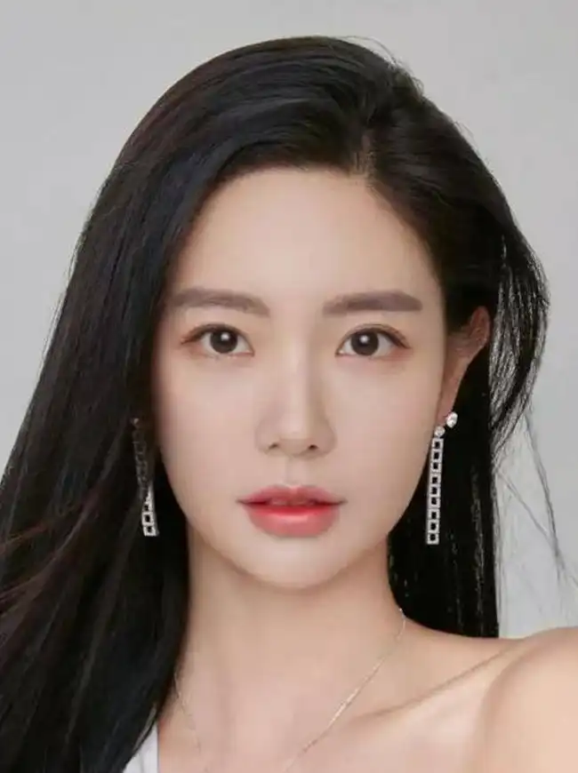 Clara Lee